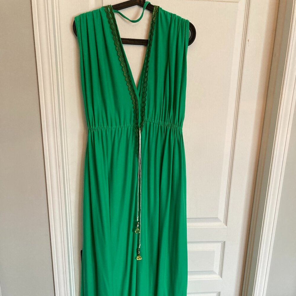 Elegant Green V‑Neck Formal Dress – Adjustable Waist – Label : Fashion Risks